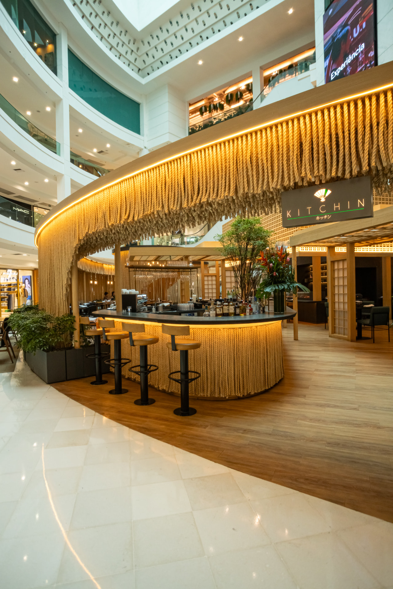 Fachada do Kitchin Leblon no shopping com bar externo e cordas