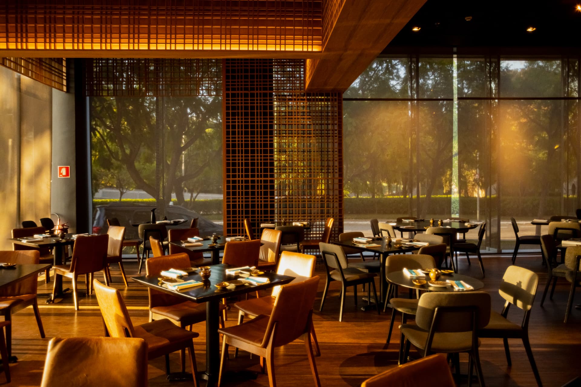 Salão principal do Kitchin JK Iguatemi com luz natural e mesas