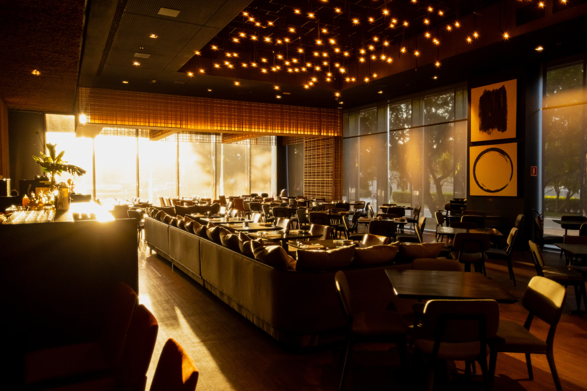 Salão principal do Kitchin JK Iguatemi com iluminação suspensa